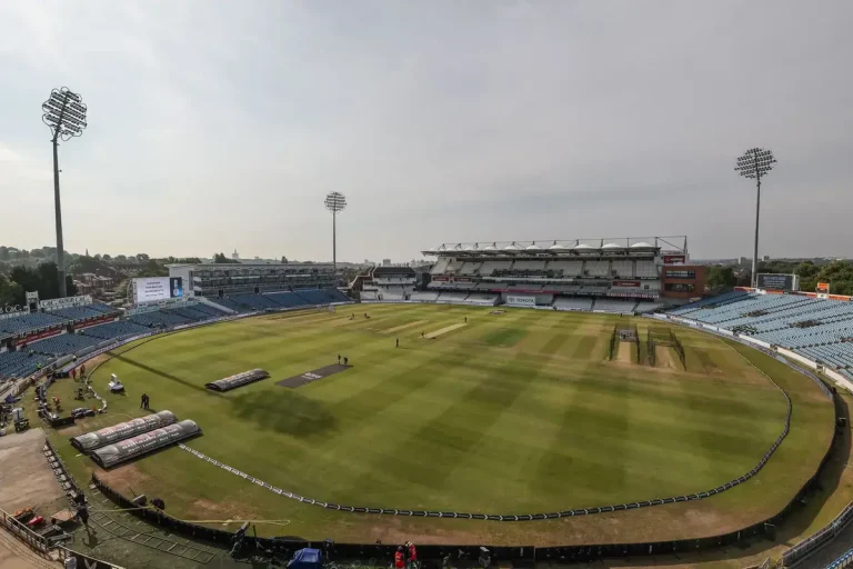 ENG vs PAK 1st Test: Robinson and Tongue Claim Five-For Heroics as Returning Captain Root Puts England in Command Against Pakistan