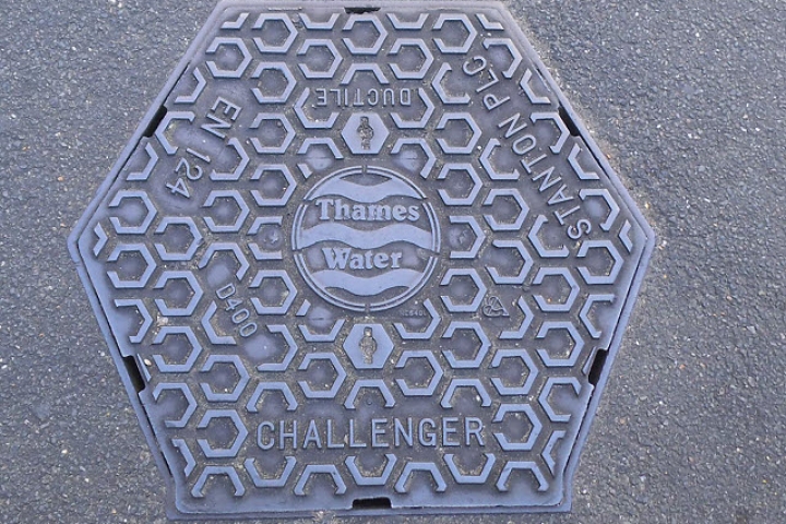 A_hexagonal_manhole_cover_-_geograph.org_.uk_-_3739078.jpg