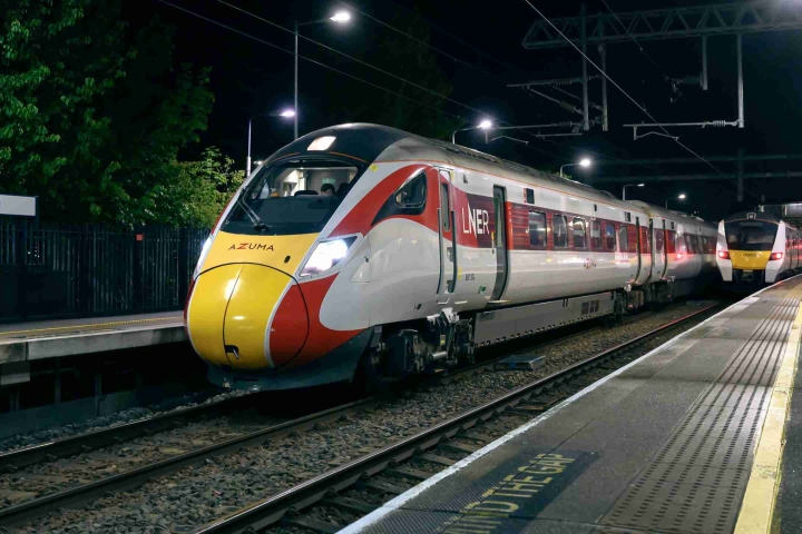 LNER-Azuma-at-Bedford-3_cropped-2-scaled-1.jpg