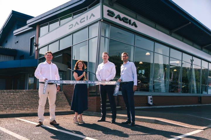 Small-7803-dacia-standalone-retailer-in-bristol-1.jpg