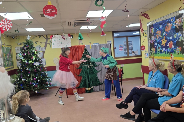 Starlight-performers-entertaining-patients-scaled.jpg
